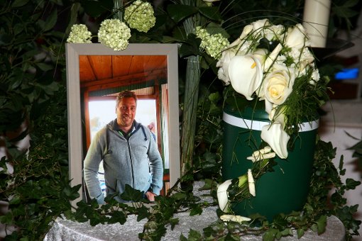Mit Blumen verabschieden sich die Familie, die Angehörigen und Freunde in der Blumberger Friedhofskapelle von Volker Kuntz.  Foto: Lutz Foto: Schwarzwälder-Bote