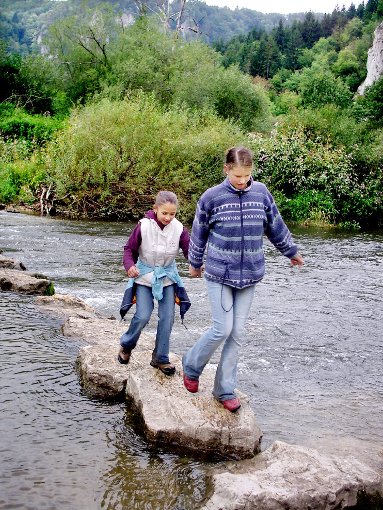 Auch die Kinder haben bei einer  Wanderung im Donautal ihren Spaß. Foto: Endress Foto: Schwarzwälder-Bote