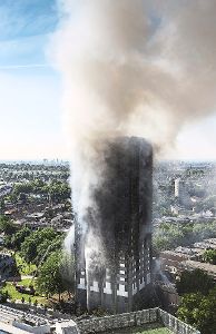 In der Nacht auf Mittwoch wurde in London ein Hochhaus ein Raub der Flammen.  Foto: Findler