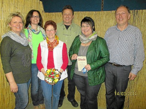 Der Vorsitzender Hans-Jörg Schmidt (rechts)  mit  Susanne Hezel, Simone Pfau, Inge Wiedemann, Heinz Guhl und Karin Buchholz (von links) Foto: Leinemann Foto: Schwarzwälder-Bote