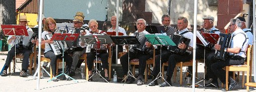 Das Hobbyorchester Winzeln/Seedorf unterhält die Gäste beim Kirchplatzfest in Winzeln. Foto: Trik Foto: Schwarzwälder-Bote