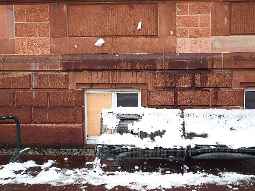Mit der Sitzbank drücken Unbekannte mutwillig ein Kellerfenster der Robert-Gerwig-Schule ein. Foto: Vaas