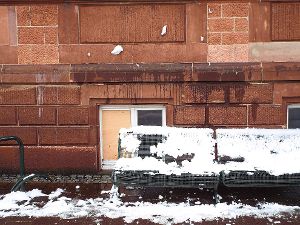 Mit der Sitzbank drücken Unbekannte mutwillig ein Kellerfenster der Robert-Gerwig-Schule ein. Foto: Vaas
