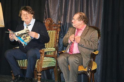 Uwe Zellmer (links) und Bernhard Hurm ließen Humoristen wie Thaddäus Troll  wieder aufleben.  Foto: Keck Foto: Schwarzwälder-Bote