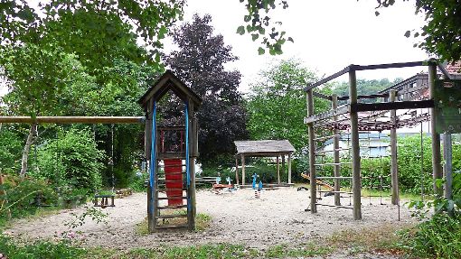 Der Spielplatz in der Friedrich-Widmann-Straße in Alpirsbach hat schon bessere Tage gesehen. Foto: Hering Foto: Schwarzwälder-Bote
