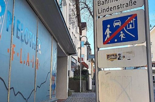 Zugeklebte Schilder sind eine Gefahr und unschön anzusehen, wie die Stadtverwaltung Furtwangen moniert. Foto: Stadtverwaltung
