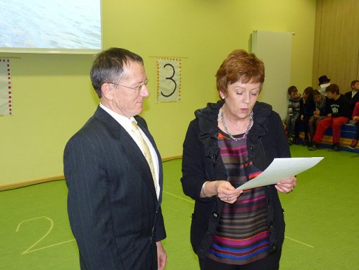 Schulrätin Katharina Hirt ehrte Rektor Rack mit einer Urkunde. Foto: Schwarzwälder-Bote