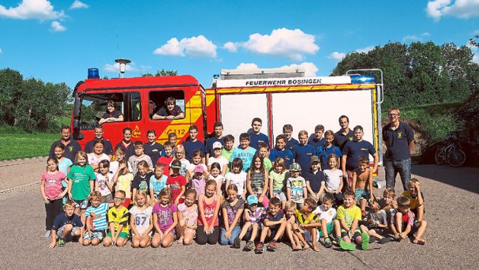 Knapp 50 Kinder nehmen am rutschigen Ferienprogramm der Feuerwehr Bösingen teil