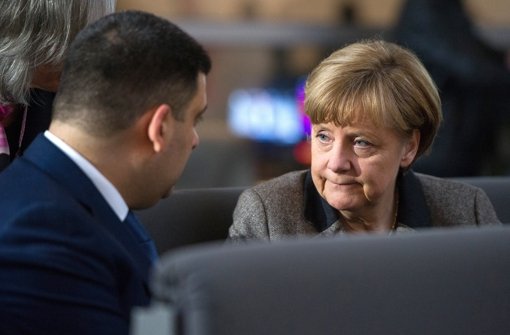 Bundeskanzlerin Angela Merkel und Wolodymyr Groysman, der Parlamentspräsident der Ukraine, am Rande der Bundestagssitzung im Reichstag in Berlin. Foto: dpa