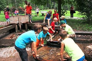 Die Wasserspiele begeistern die Kinder beim Ferien-Erlebnisprogramm der CJVM.  Foto: Meng Foto: Schwarzwälder-Bote