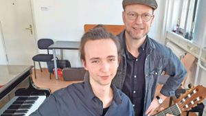 Luis Peixoto und sein Lehrer Stephan D. Weisser freuen sich über einen ersten Preis und die Fahrt nach Lübeck. Foto: Musikakademie/Streck
