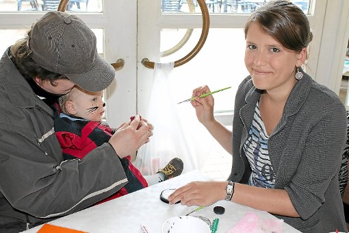 Susanne Wilkens schminkte ein Kind. Foto: Schwarzwälder-Bote