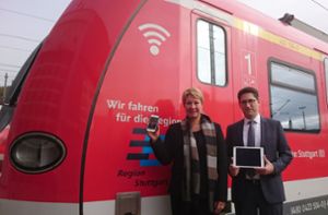 Das Signet am Fahrzeug zeigt es: Regionaldirektorin Nicola Schelling und S-Bahnchef Dirk Rothenstein können das WLAN der S-Bahn nutzen. Foto: Andreas Rosar/Fotoagentur-Stuttgart