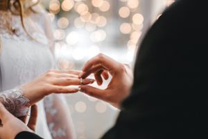 Während ein Paar romantisch seine Hochzeit feierte, gerieten zwei der Gäste in Streit. (Symbolfoto) Foto: KirylV/ Shutterstock