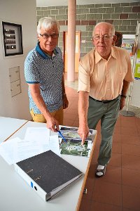 Norbert Majer (links) und Otto Scherer zeigen auf der Karte  die Westkante des Plettenbergs, um die es ihnen auch geht. Foto: Schwarzwälder-Bote