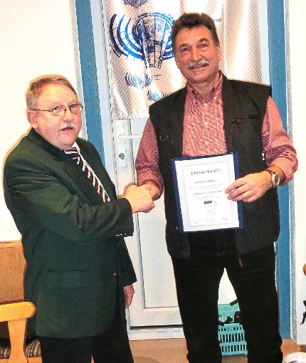 VdK-Kreisvorsitzender Reinhard Streuber (links) ehrt den langjährigen Vorsitzenden Ernst Bühler. Foto: Maier Foto: Schwarzwälder-Bote