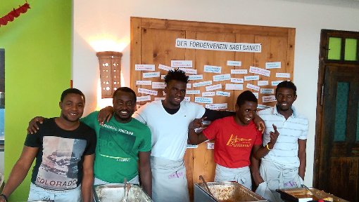 Die Hobby-Köche aus Gambia freuten sich über die Komplimente für ihre Nationalgerichte (von links): Mamadou, Malick, Lamin, Momodu und Musa.  Foto: BürgerTreff