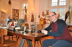 Christian Oberfell, der Vorsitzende des Vereins Museum im Schloss, sitzt am Tisch, einem aktuellen Ausstellungsgegenstand. Er dokumentiert die Tradition sowie Geschichte der Gasthäuser in Wolfach.    Foto: Steitz