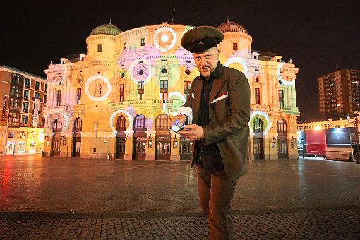 Jürgen Scheible vor einem seiner Kunstobjekte, dem Teatro Arriaga in Bilbao.  Foto: Mobyspray