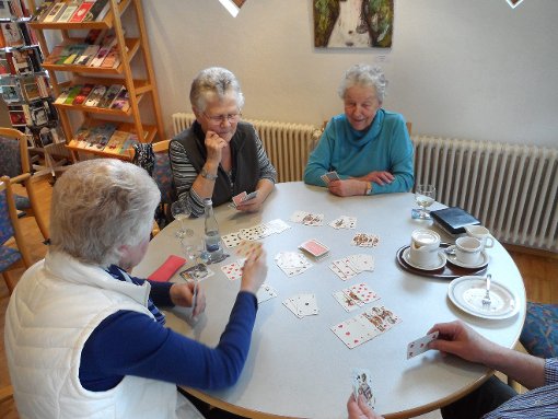 Kurzweil mit Karten hatten die Senioren beim Spielenachmittag im Treffpunkt. Foto: Schmidtke Foto: Schwarzwälder-Bote