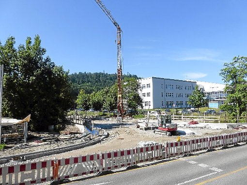 Schon seit Juni vergangenen Jahres laufen die Bauarbeiten an der Kreuzung Hohbergweg/B 415. Eigentlich sollte die neue Brücke bereits Ende 2013 fertig sein. Aufgrund verschiedener Probleme hat sich das Ende der Bauarbeiten immer wieder verzögert. Foto: Stadt Foto: Schwarzwälder-Bote