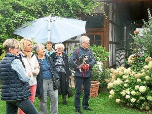 Margret Raible (links) informierte das Chörle über die Bepflanzung eines Gartens. Foto: Braun-Witt Foto: Schwarzwälder-Bote
