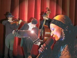 Malena Grandoni wird von einem Ensemble dreier virtuoser Musiker begleitet. Foto: Veranstalter Foto: Schwarzwälder-Bote