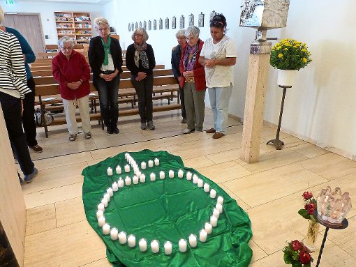 Ein Moment, in dem alles gut ist: Die Selbsthilfegruppe entzündet Kerzen in der Krankenhauskapelle. Foto: Reinauer Foto: Schwarzwälder-Bote