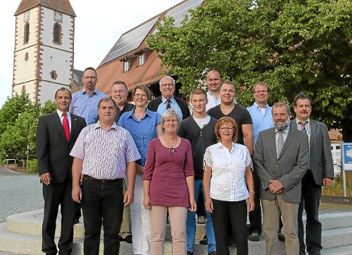 Der neue Ebhauser Gemeinderat traf sich in dieser Woche zur konstituierenden Sitzung. Fotos: Priestersbach Foto: Schwarzwälder-Bote