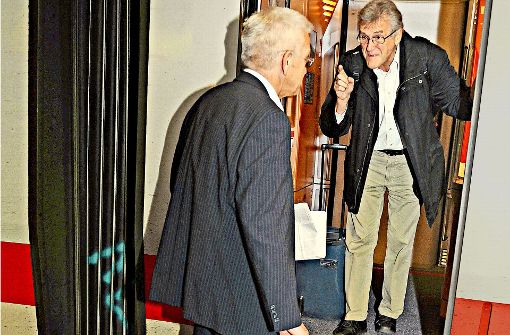 Baden-Württembergs Ministerpräsident Winfried Kretschmann (links) bei einem früheren Zufallstreffen mit Landesbeamtenbund-Chef Volker Stich auf dem Bahnhof in Mannheim (Symbolbild). Foto: dpa