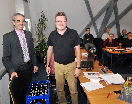 Das Geschenk passt (fast): Thomas Haas ehrte Michael Grumbach (rechts) für 25 Jahre bei der Stadt Schiltach. Foto: Wegner Foto: Schwarzwälder-Bote