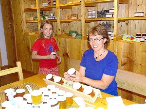 Die Familie hilft mit: Claudia Ketterer und Tochter Judith beim Etikettieren der Marmeladegläser in der Früchteküche.  Foto: Bombardi Foto: Schwarzwälder-Bote