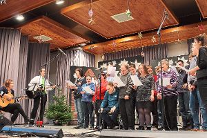 Die Weihnachtsfeier der Lebenshilfe im Kinzig- und Elztal wird traditionell vom Sozialdienst gestaltet. In diesem Jahr sang der Werkstattchor Lieder. Foto: Störr