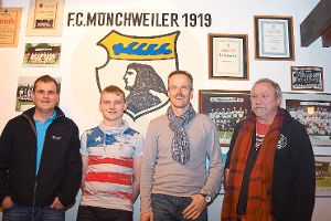 Holger Müller (von links), ­Kevin Gieracz, Alexander Hornstein und Adolf Erbert geben den Ton an bei der Jugend des FC Mönch­weiler. Foto: Hettich-Marull Foto: Schwarzwälder-Bote