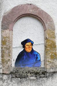 Ein Porträt von Martin Luther an der evangelischen Kirche in Mühlen. Er hat vor 500 Jahren eine Reformbewegung in der Kirche ausgelöst.   Foto: Hopp Foto: Schwarzwälder-Bote