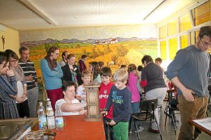 Die Besucher aus der Schweiz zeigen sich angetan von der Begeisterung, mit der die Schüler der Dom-Clemente-Schule bei den Workshops dabei sind. Foto: Kommert Foto: Schwarzwälder-Bote