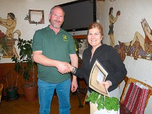 Kristallia Papadopoulos wurde von Thorsten Kühlmann für 25 Jahre Mitgliedschaft beim Obst- und Gartenbauverein Ostelsheim ausgezeichnet.  Foto: Selter-Gehring Foto: Schwarzwälder-Bote