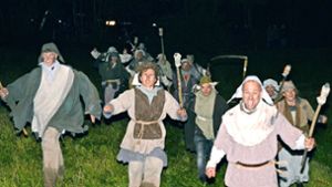 Geschätzt 30 Mal mussten die Komparsen ihrem Anführer folgen und als wütende Dorfbewohner zur Mooswaldmühle rennen. Foto: Herzog