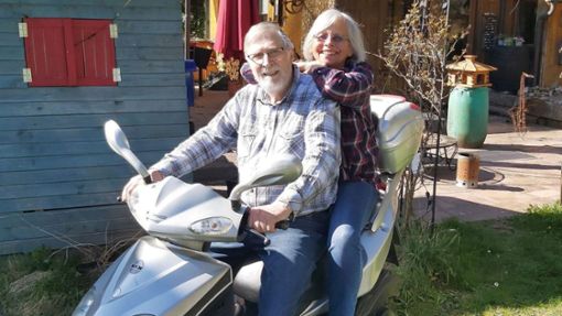 Bärbel Altendorf-Jehle im Jahr 2022 auf dem Motorroller, zusammen mit ihrem Mann Karl-E. Jehle. (Archivbild) Foto: Jehle