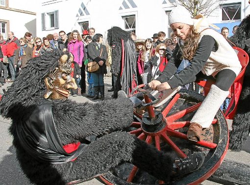 Das Teufelsrad war am Umzug in Dettingen bei den Mädels gefürchtet. Foto: Henger
