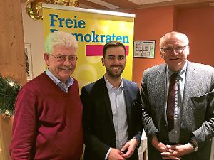Landtagsabgeordneter Gerhard Aden (rechts) und sein Vorgänger Dieter Kleinmann (links) unterstützen den FDP-Bundestagskandidaten des Wahlkreises Rottweil-Tuttlingen Marcel Aulila.  Foto: FDP Foto: Schwarzwälder-Bote