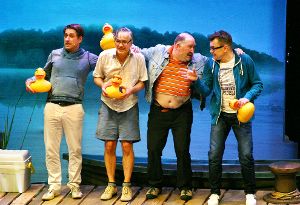 Vier Freunde wollen sich in dem musikalischen Lustspiel Mann über Bord die Midlife-Krise aus den Knochen schütteln.  Foto: Keck Foto: Keck