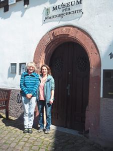 Sonja Schneider (links) und Ann-Kathrin Schertlin stellen im Alpirsbacher Museum für Stadtgeschichte aus.  Foto: Klink Foto: Schwarzwälder-Bote