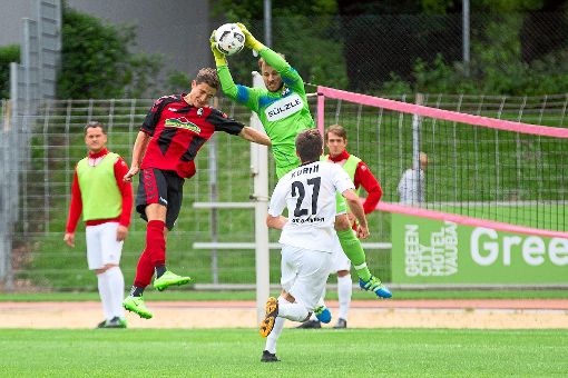 Noch einmal alles gaben die Balinger Kicker beim 0:3 gegen Meister SC Freiburg II.  Foto: Eibner