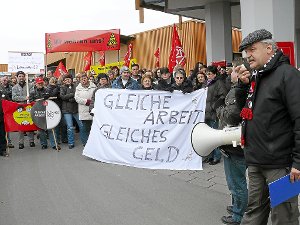 Walter Wadehn von der IG Metall (rechts) fordert gemeinsam mit der Belegschaft von Maquet gestern in Hechingen gleichen Lohn für gleiche Arbeit.  Foto: Mayo Foto: Schwarzwälder-Bote