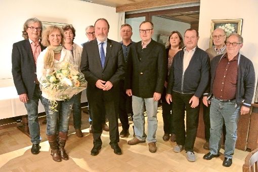 Xenia Kübler (Zweite von links) ist neue Vorsitzende des CDU-Gemeindeverbands. Dazu gratulierten Norbert Beck (Fünfter von links), weitere gewählte Vorstandsmitglieder und  Parteifreunde.  Foto: Braun