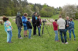 Bernd Murschel (rechts) ließ sich inmitten einer Schafherde von den Jugendlichen interviewen.  Foto: Hotz Foto: Schwarzwälder-Bote