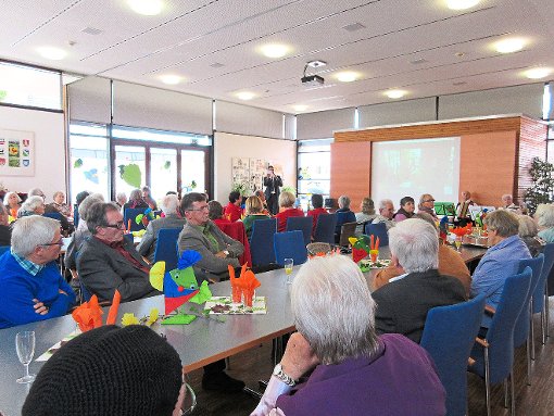 Bürgermeister Markus Huber (stehend) begrüßt die Gäste zu den Feierlichkeiten anlässlich des zehnjährigen Bestehens des Dornhaner Seniorenzentrums.  Foto: Haubold Foto: Schwarzwälder-Bote