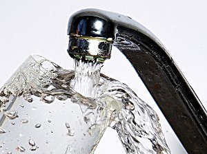 Der Rat stimmte für eine moderate Erhöhung der Wassergebühren.(Symbolfoto) Foto: Jochen Eckel