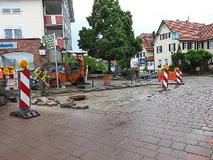 Regenfälle der vergangenen Wochen unterspülten das Pflaster auf den Verkehrsverbindungen in Zavelstein und werden nun durch Asphalt ersetzt, um die Sicherheit zu gewährleisten. Foto: Stocker